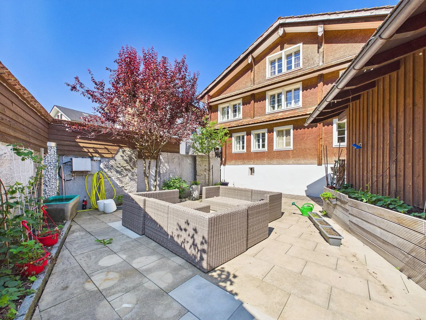 Maison individuelle de 7,5 pièces avec jardin d'hiver, patio et 2 garages ! - Photo 3 sur 17