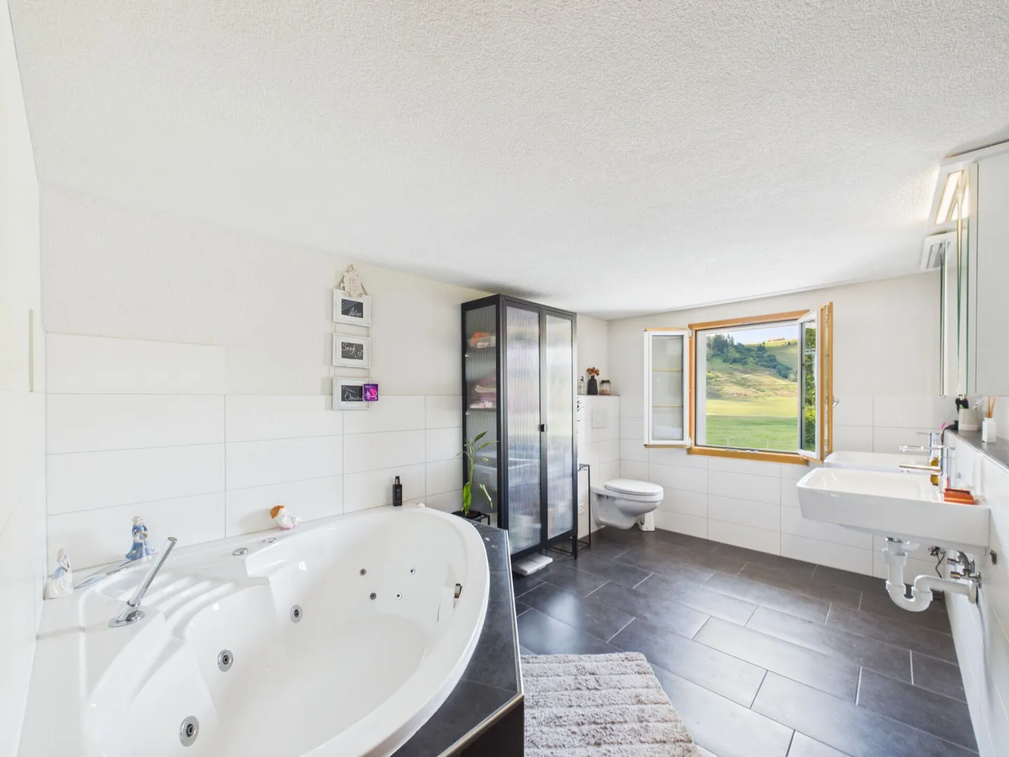 Maison individuelle de 7,5 pièces avec jardin d'hiver, patio et 2 garages ! - Photo 14 sur 17