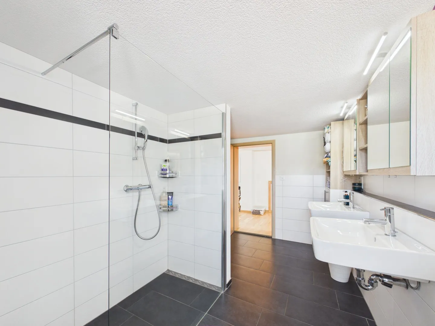 Maison individuelle de 7,5 pièces avec jardin d'hiver, patio et 2 garages ! - Photo 15 sur 17