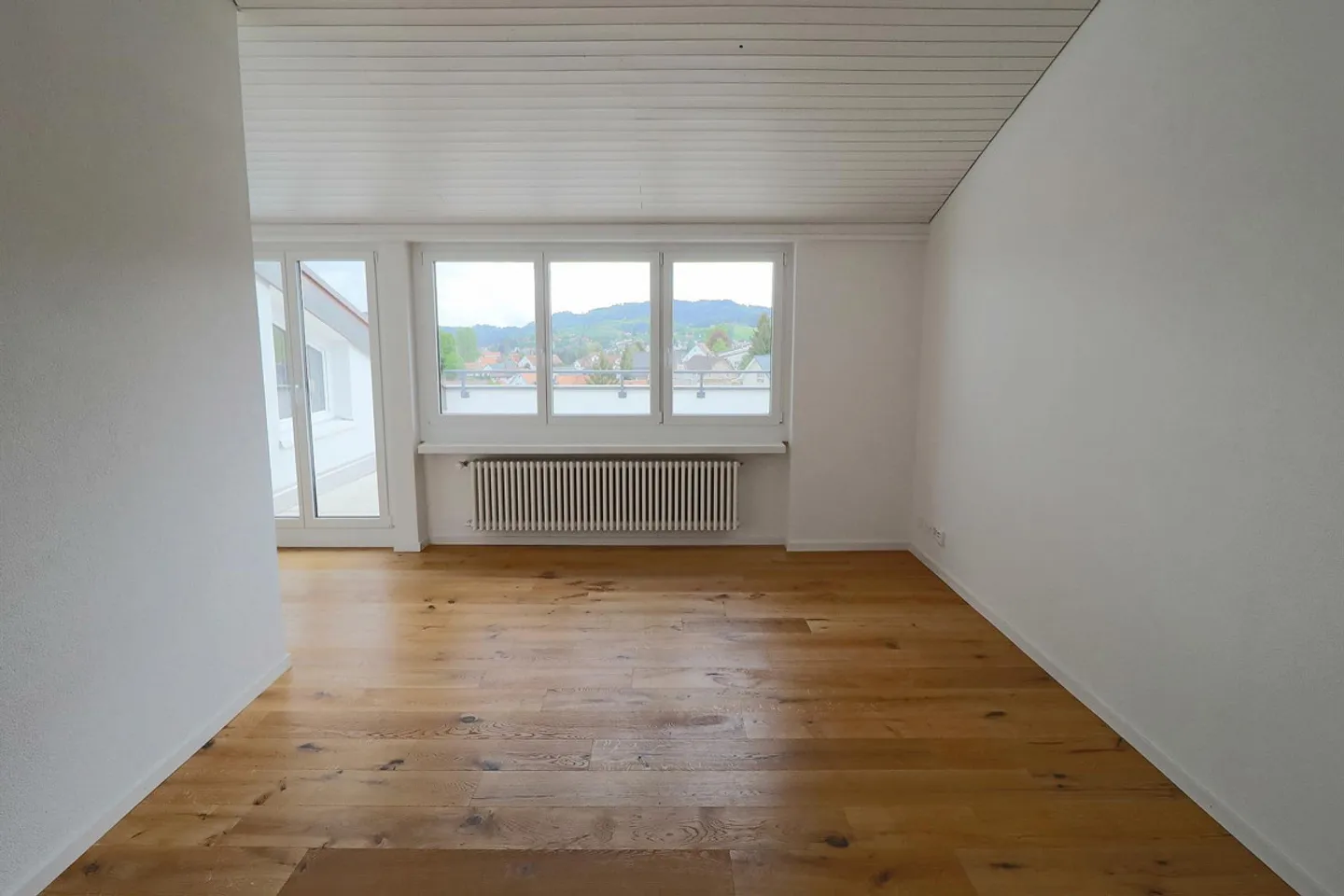 Soleil, Été & Vue - Appartement 2.5 pièces avec grande terrasse ensoleillée - Photo 2 sur 10