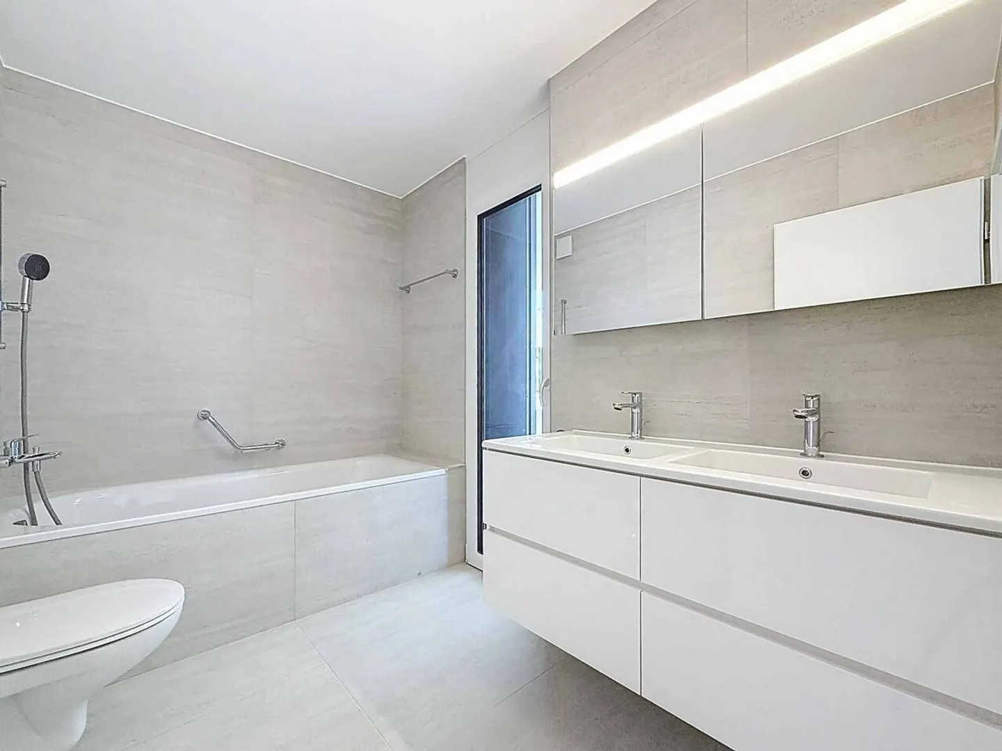 Luxurious 4.5 room apartment with covered balcony of 76m2 and lake view - Photo 6 of 13