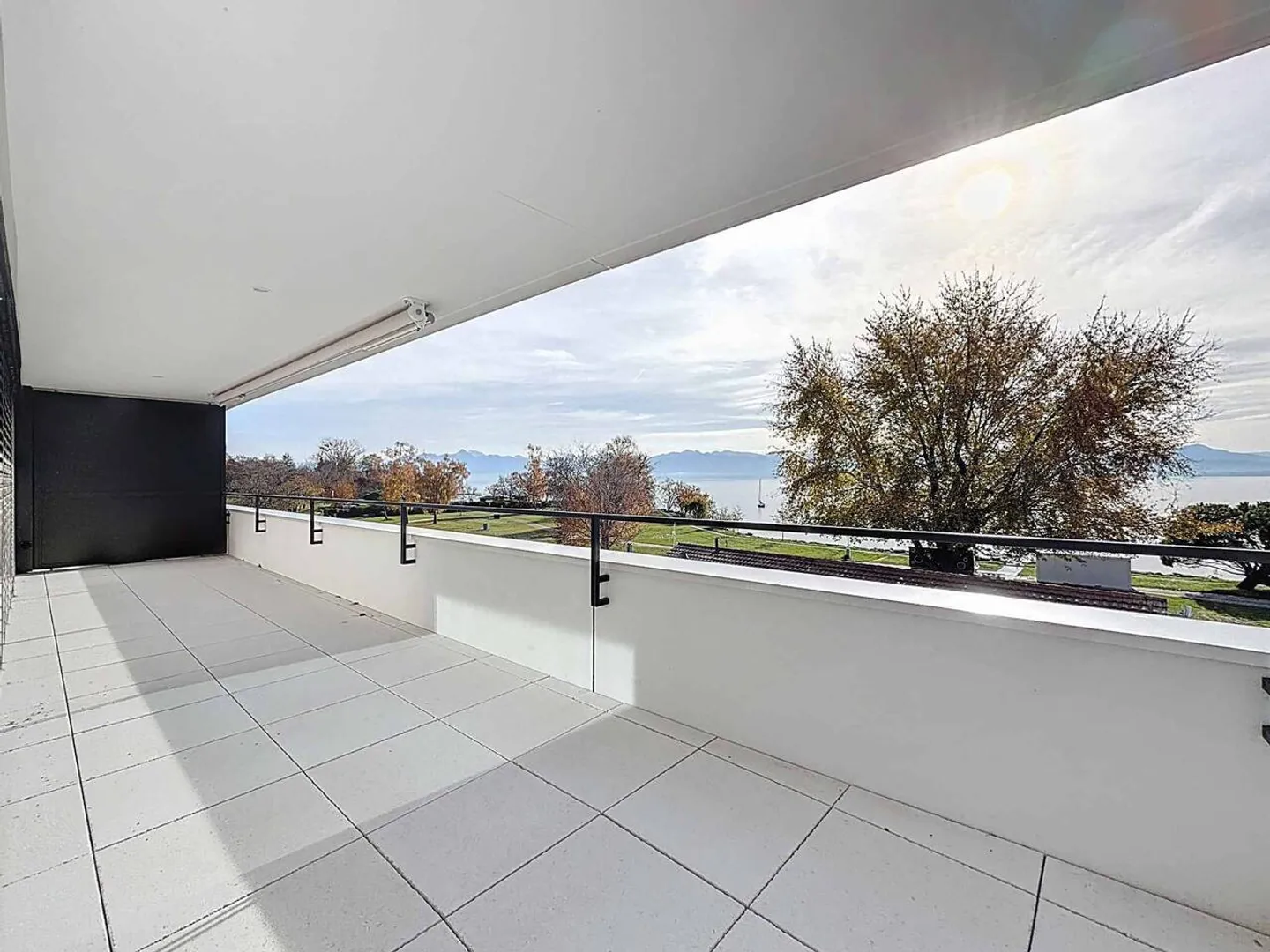 Luxurious 4.5 room apartment with covered balcony of 76m2 and lake view - Photo 9 of 13