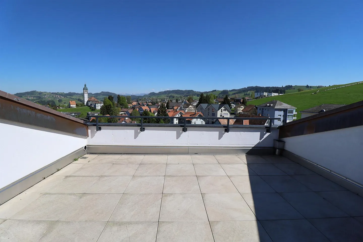 Soleil, Été & Vue - Appartement 2.5 pièces avec grande terrasse ensoleillée - Photo 6 sur 10