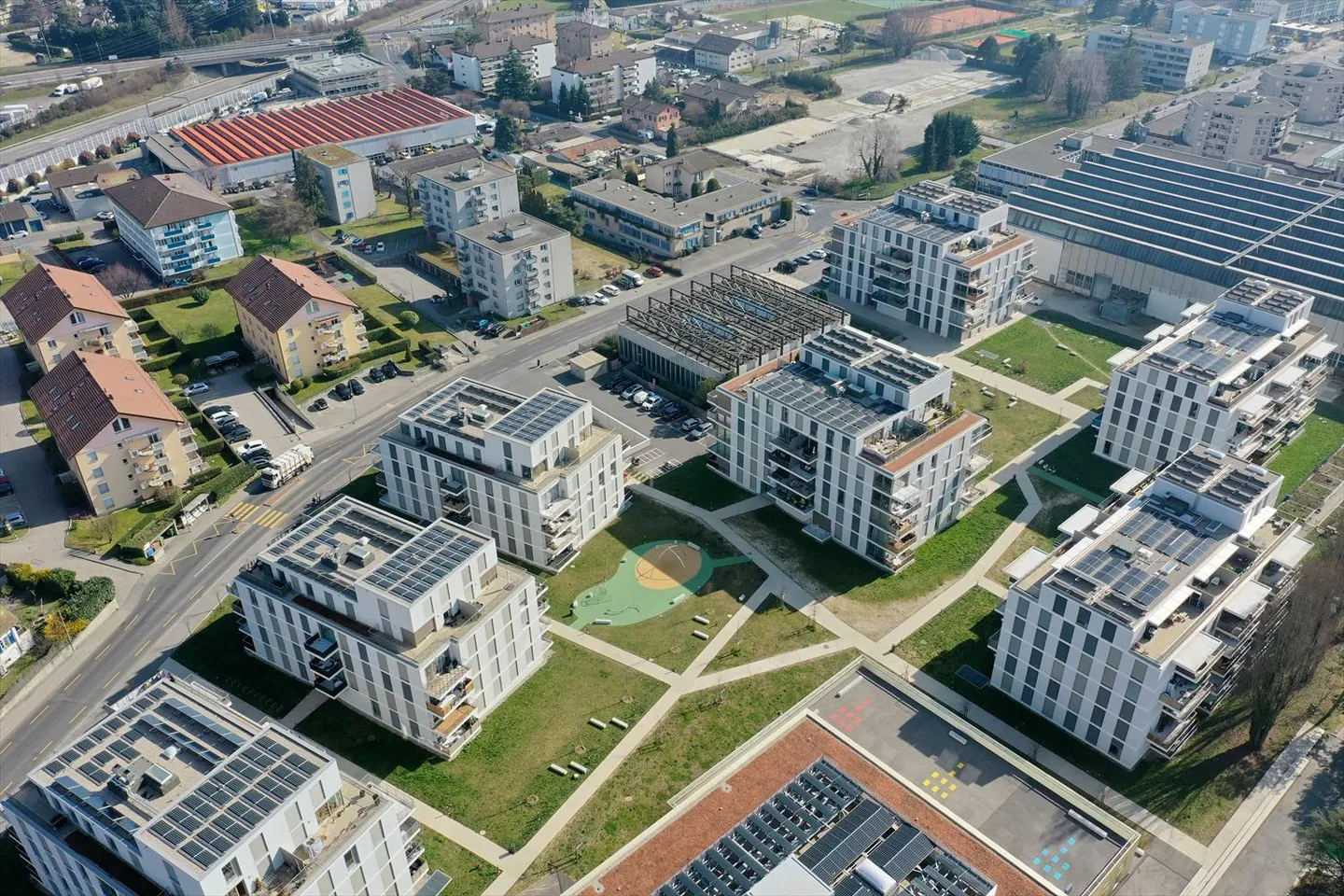 Ideally located and modern - Photo 2 of 3