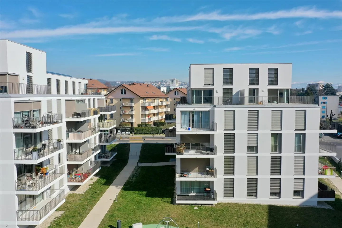 Ideally located and modern - Photo 3 of 3