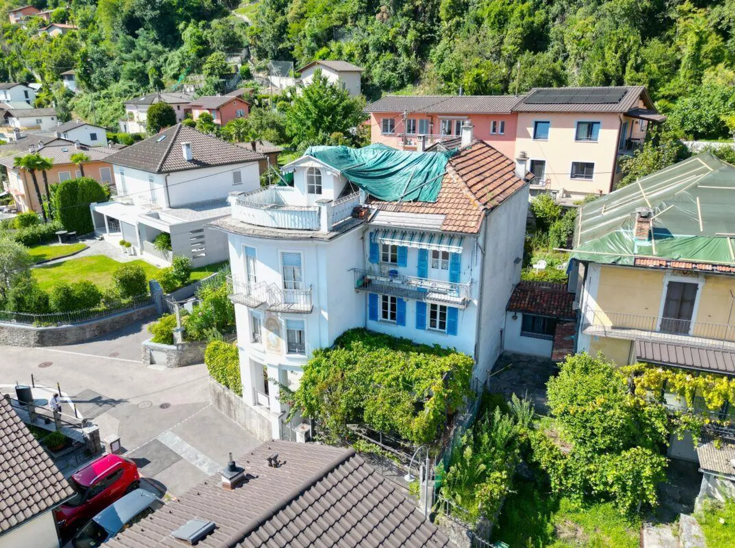 Grande maison à rénover avec terrasse panoramique à Solduno - Photo 1 sur 13