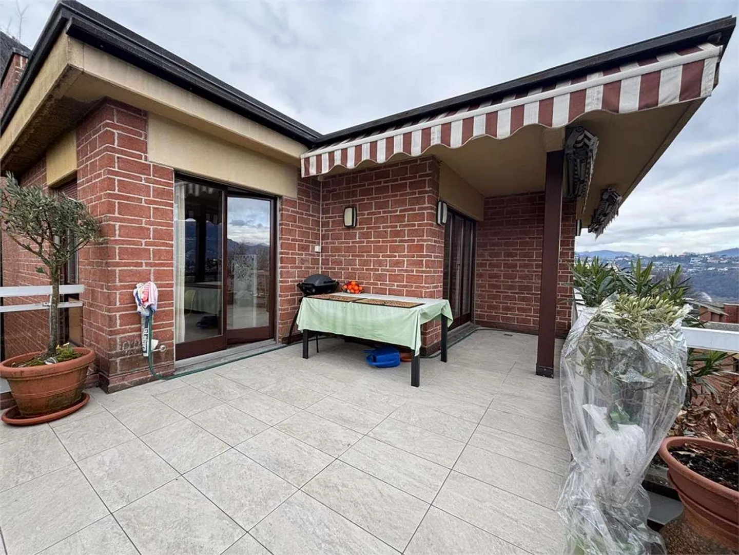 Spacious Penthouse 4.5 Rooms with Lake View - Photo 1 of 13