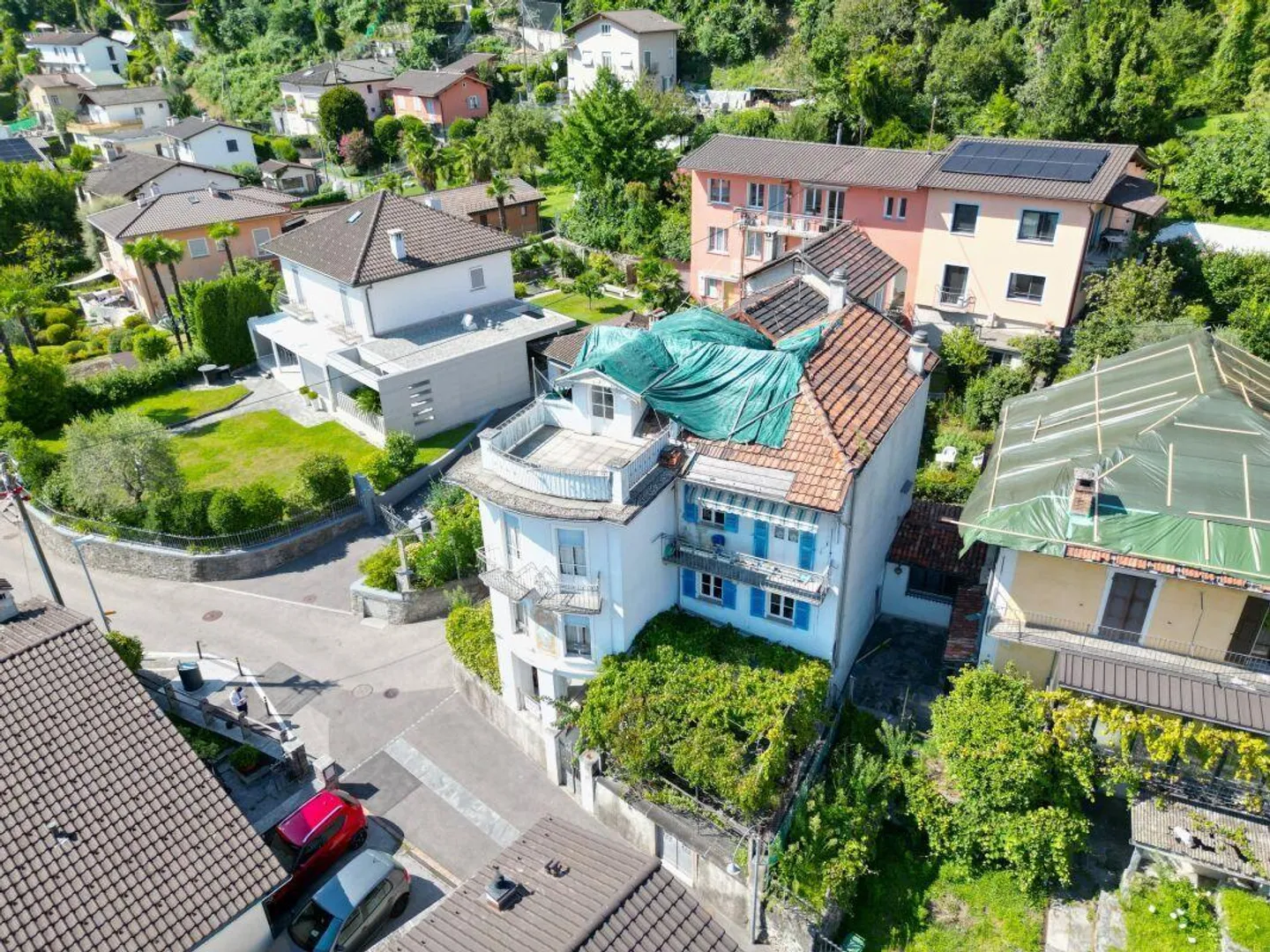 Grande maison à rénover avec terrasse panoramique à Solduno - Photo 2 sur 13
