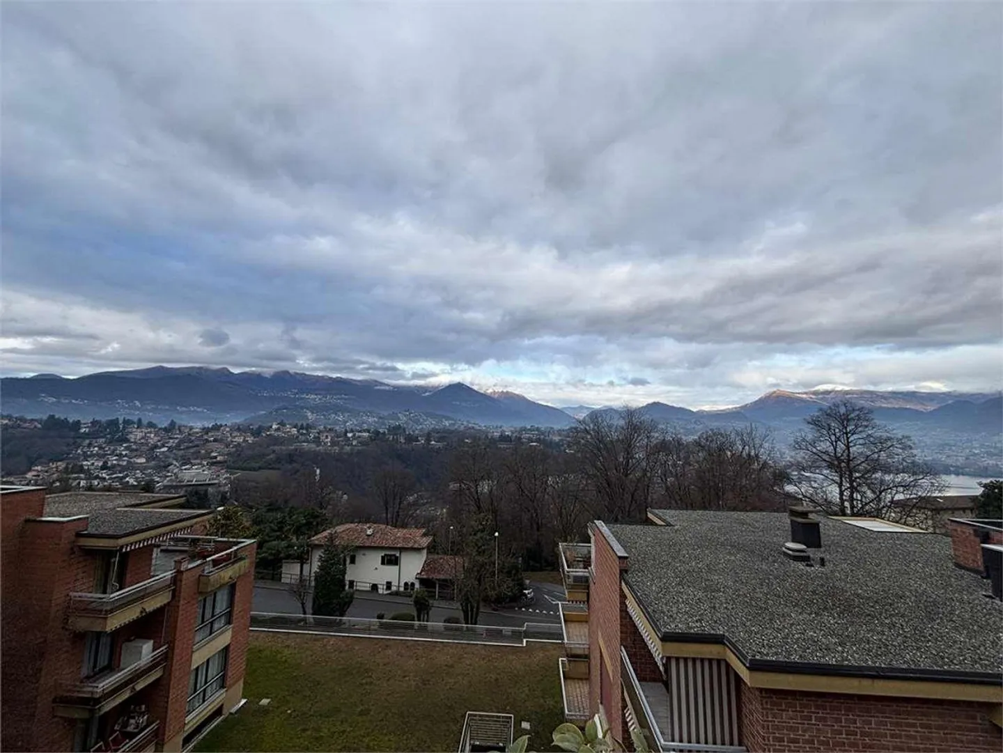 Spacious Penthouse 4.5 Rooms with Lake View - Photo 2 of 13