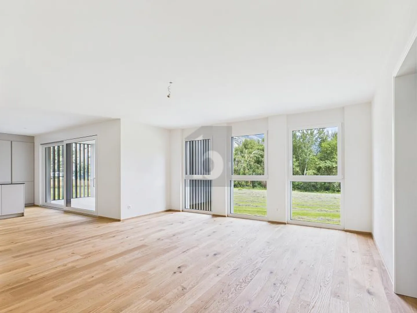 Modern Apartment with Terrace - Photo 2 of 6