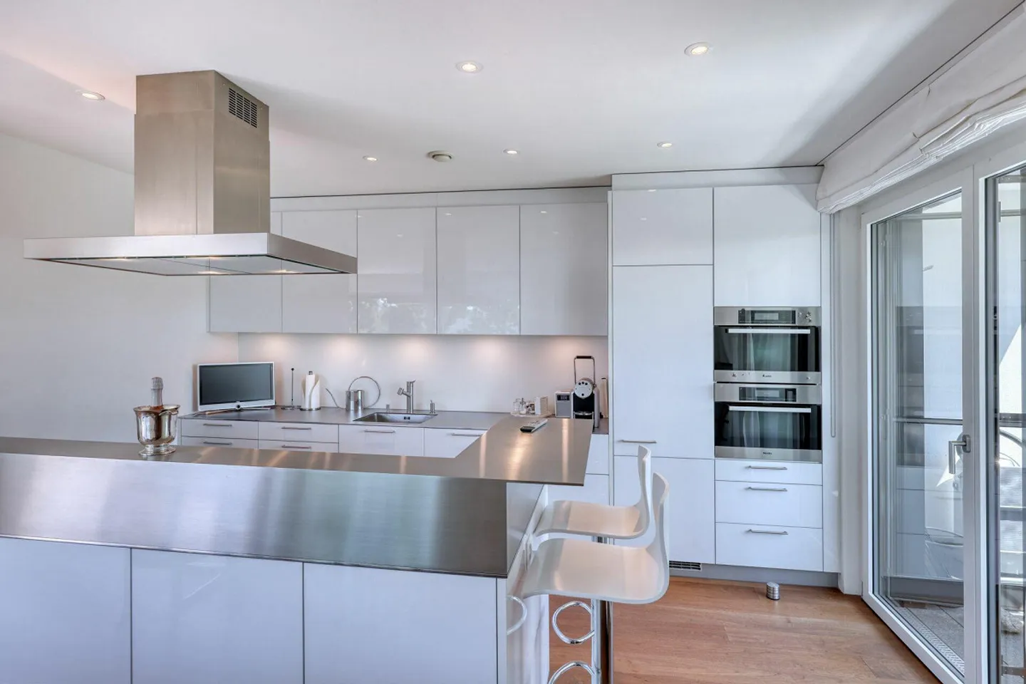 Elegant Maisonette with Lake View - Photo 3 of 11