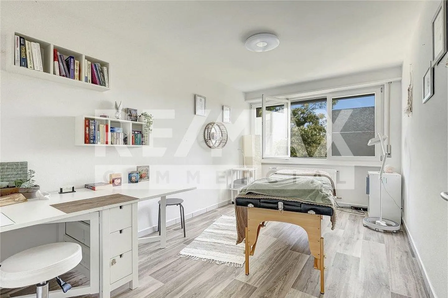 Bright commercial space equipped with 5.5 rooms on 140 m2 - Photo 3 of 10