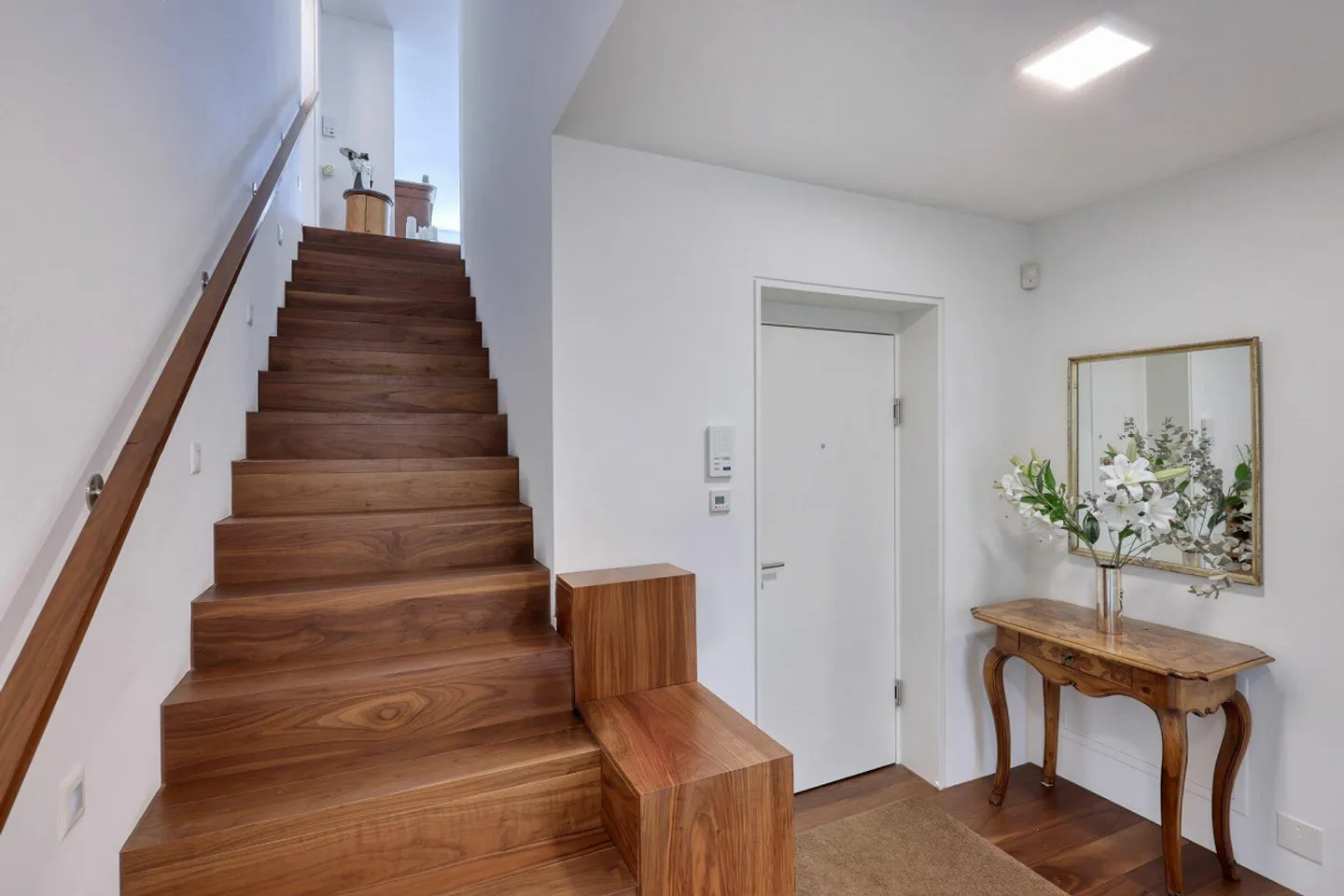 Elegant Maisonette with Lake View - Photo 7 of 11