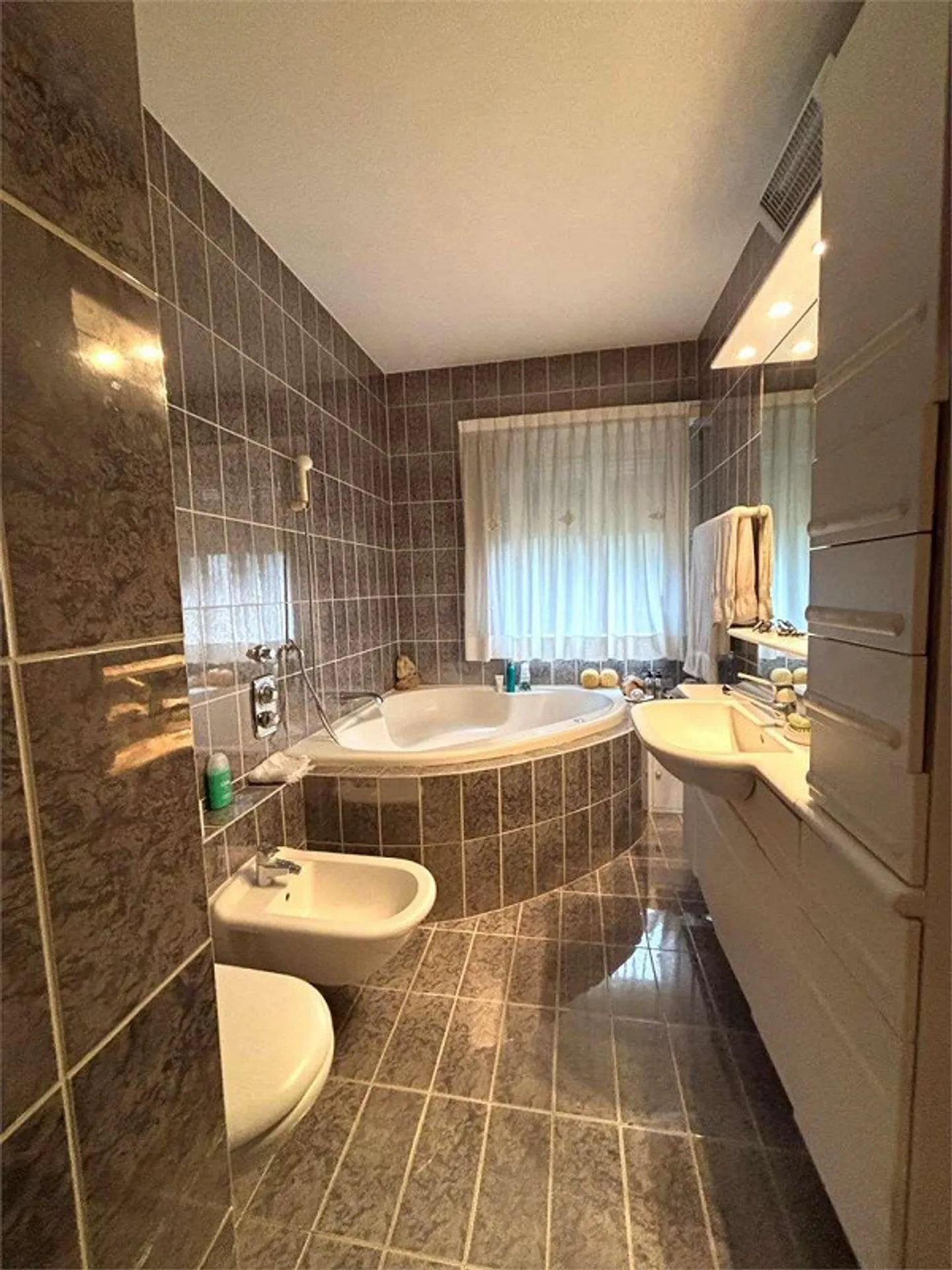 Spacious Penthouse 4.5 Rooms with Lake View - Photo 9 of 13