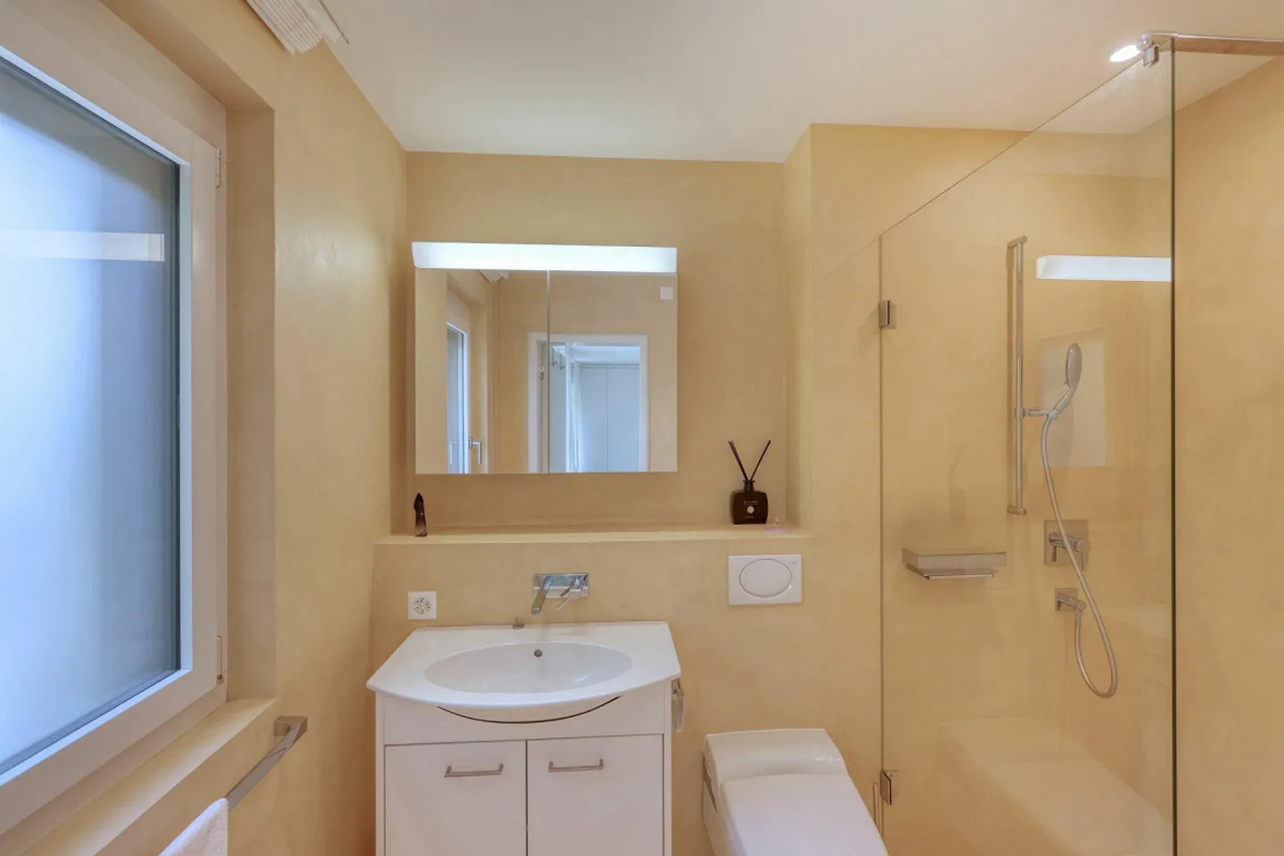 Elegant Maisonette with Lake View - Photo 10 of 11