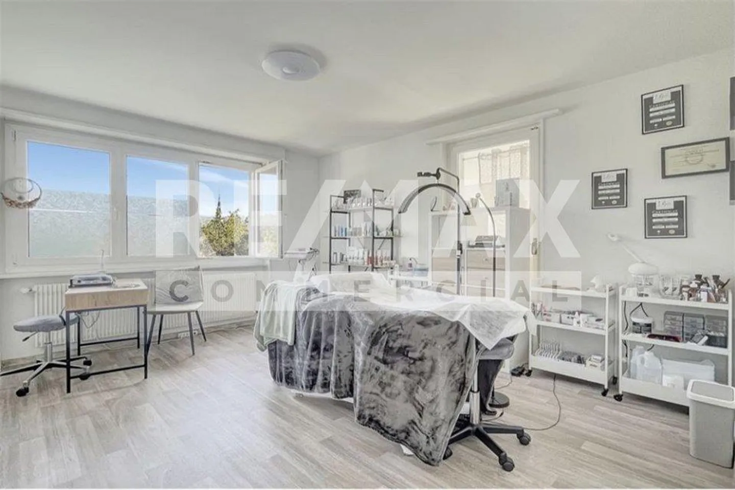 Bright commercial space equipped with 5.5 rooms on 140 m2 - Photo 4 of 10