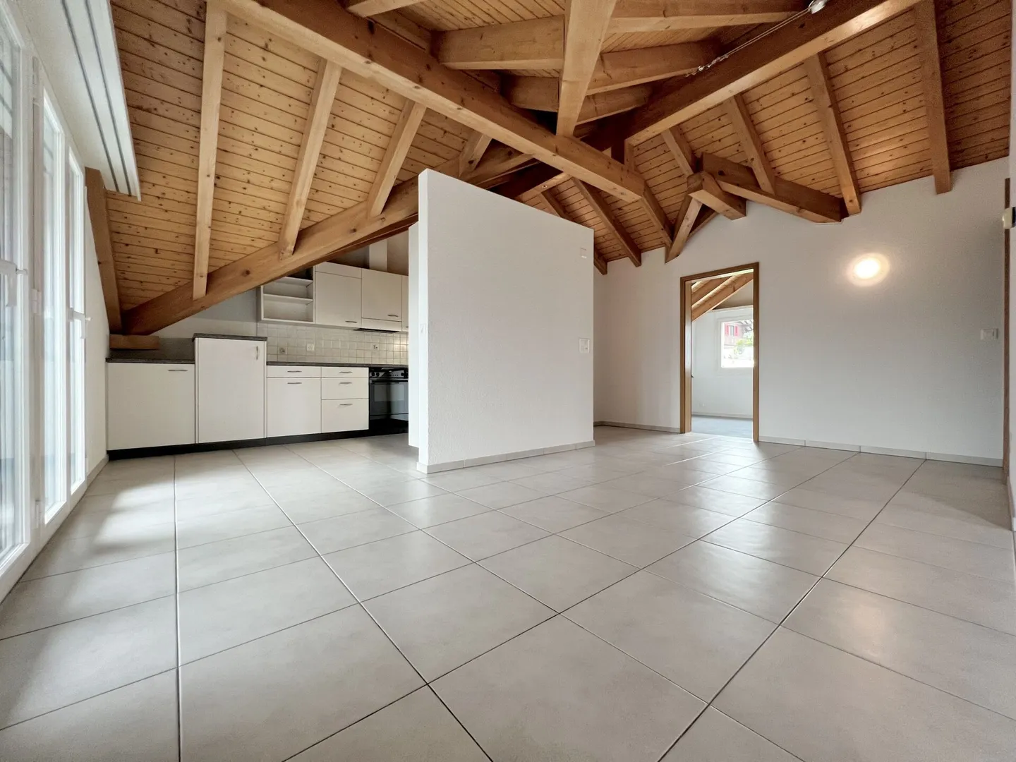 Appartement sous les toits spacieux avec beaucoup de charme - Photo 2 sur 14