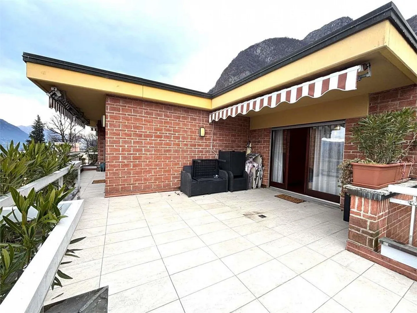 Spacious Penthouse 4.5 Rooms with Lake View - Photo 11 of 13