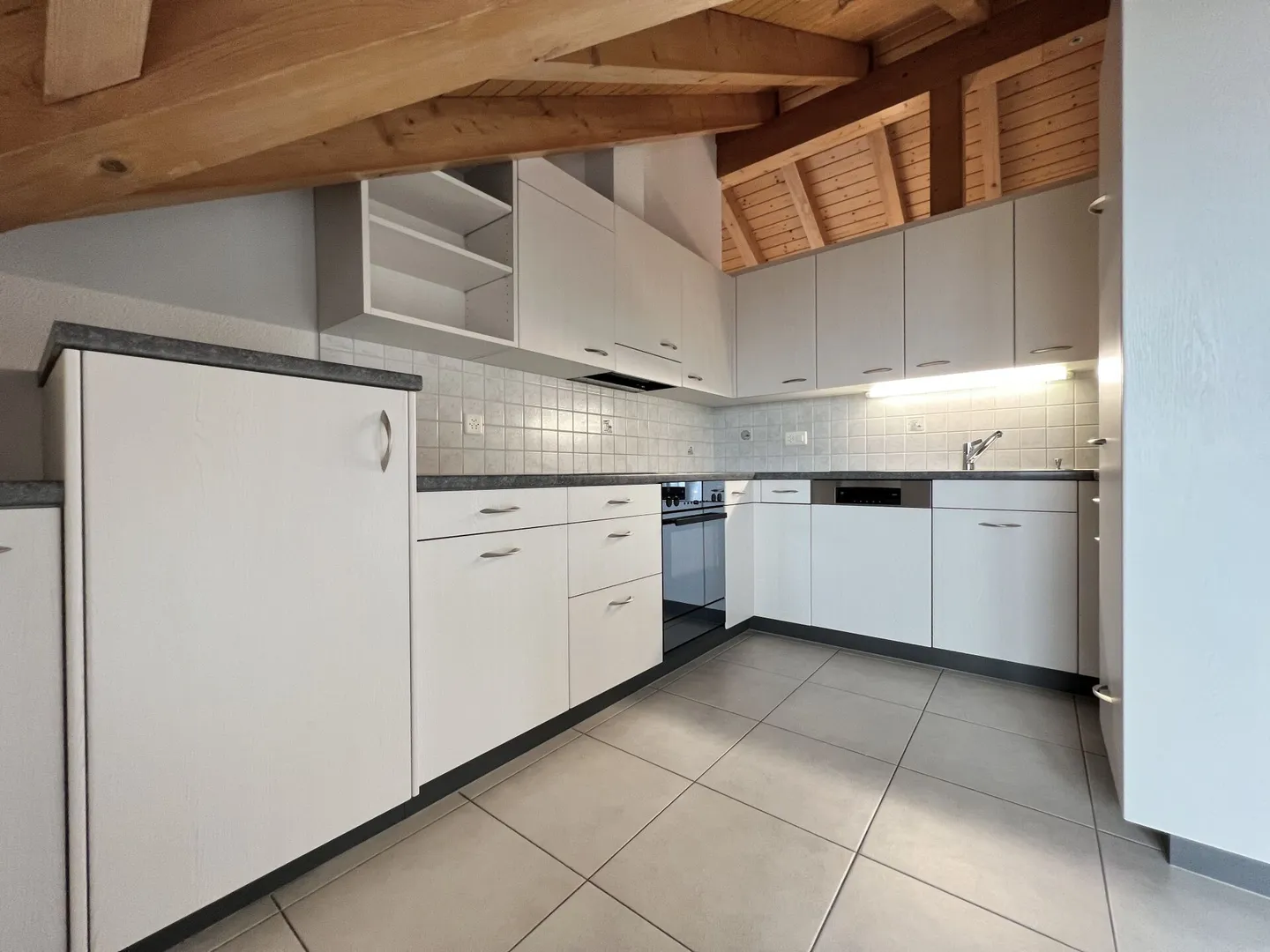 Appartement sous les toits spacieux avec beaucoup de charme - Photo 4 sur 14