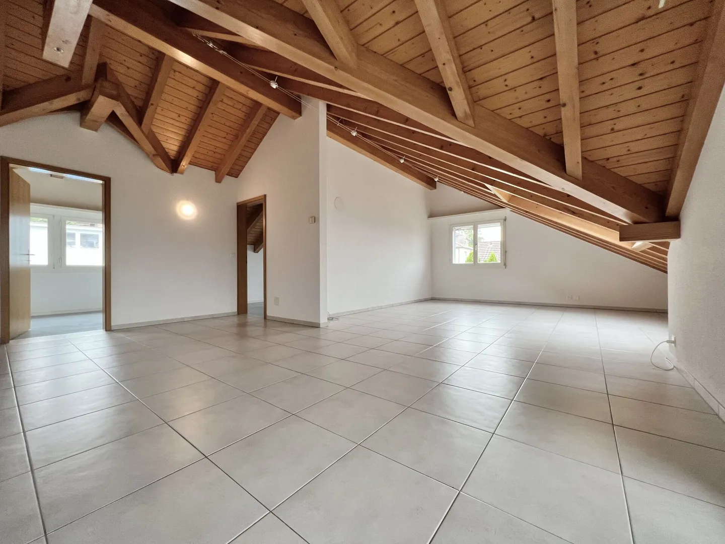 Appartement sous les toits spacieux avec beaucoup de charme - Photo 6 sur 14
