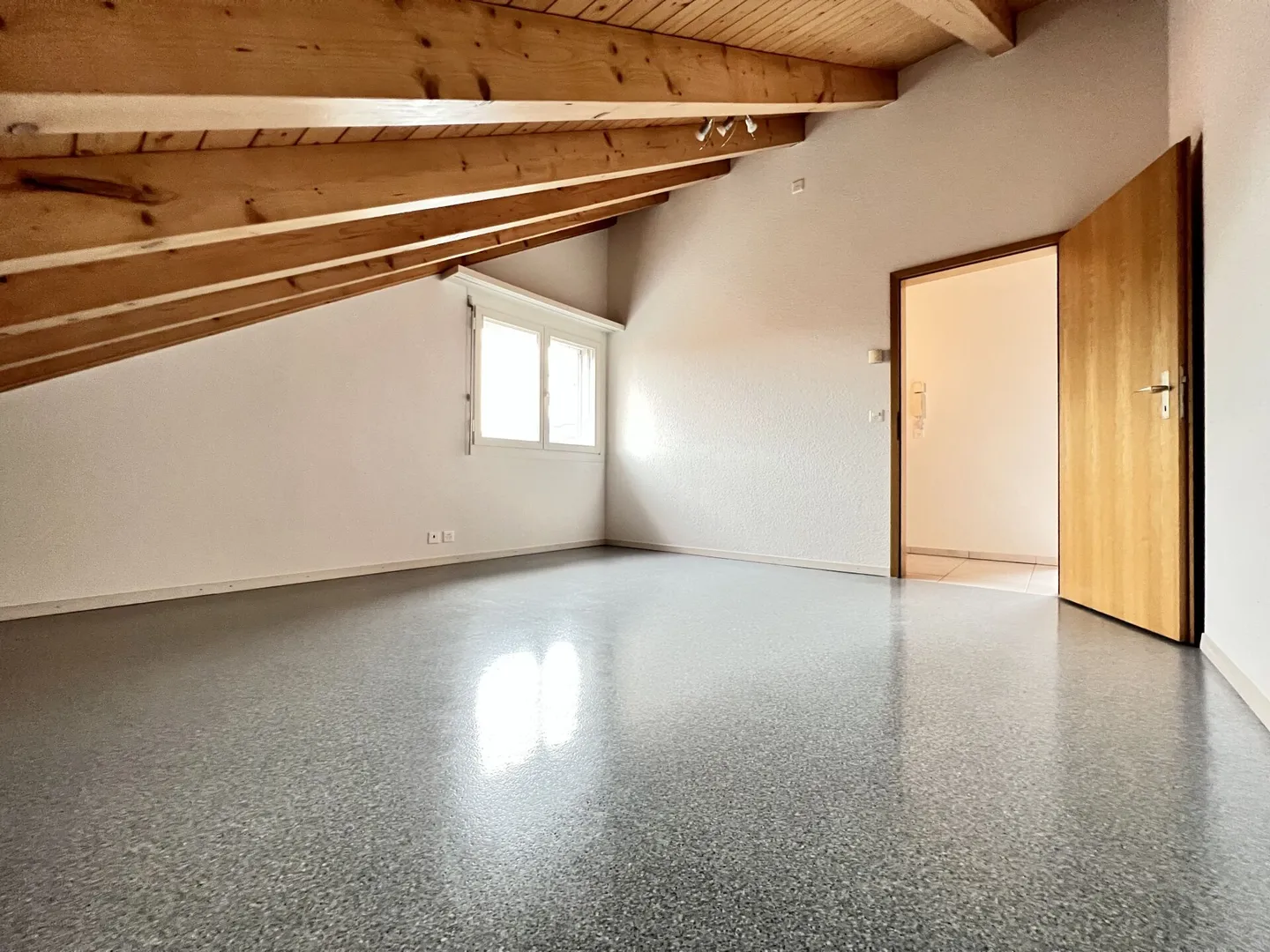 Appartement sous les toits spacieux avec beaucoup de charme - Photo 9 sur 14