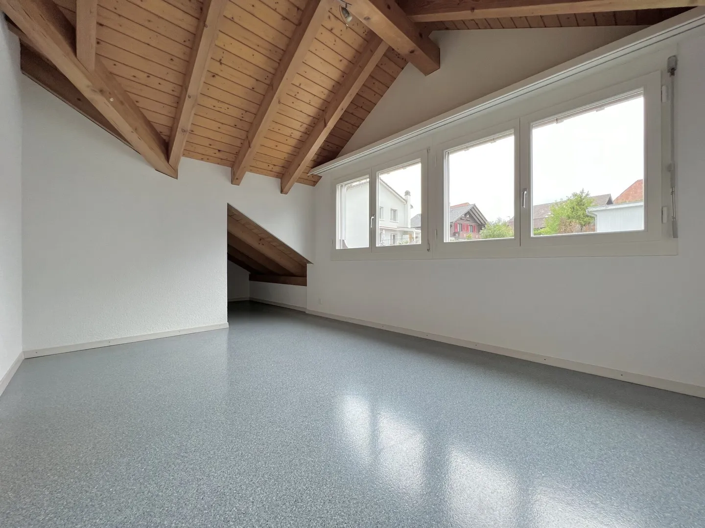 Appartement sous les toits spacieux avec beaucoup de charme - Photo 10 sur 14