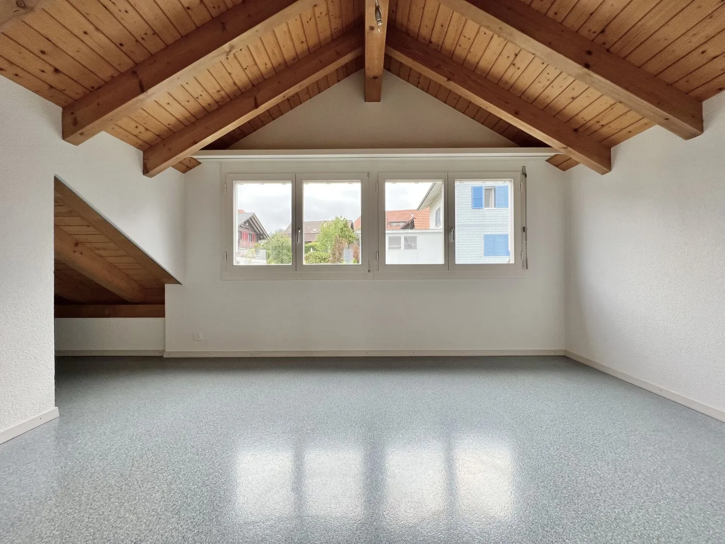 Appartement sous les toits spacieux avec beaucoup de charme - Photo 11 sur 14