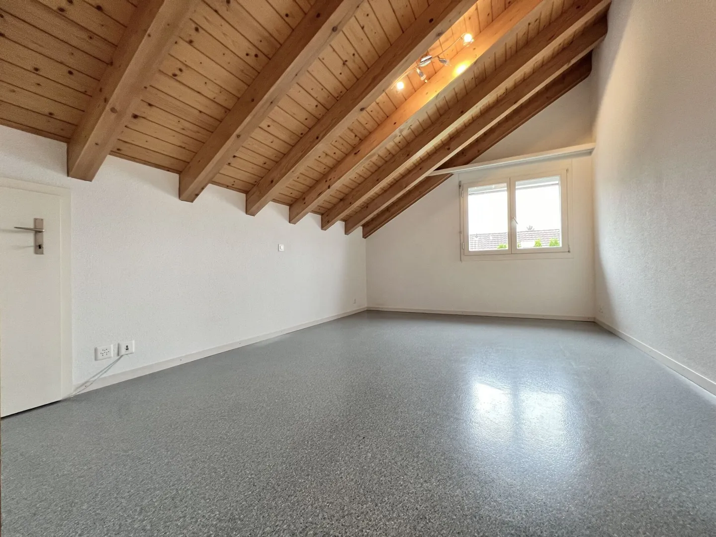 Appartement sous les toits spacieux avec beaucoup de charme - Photo 8 sur 14