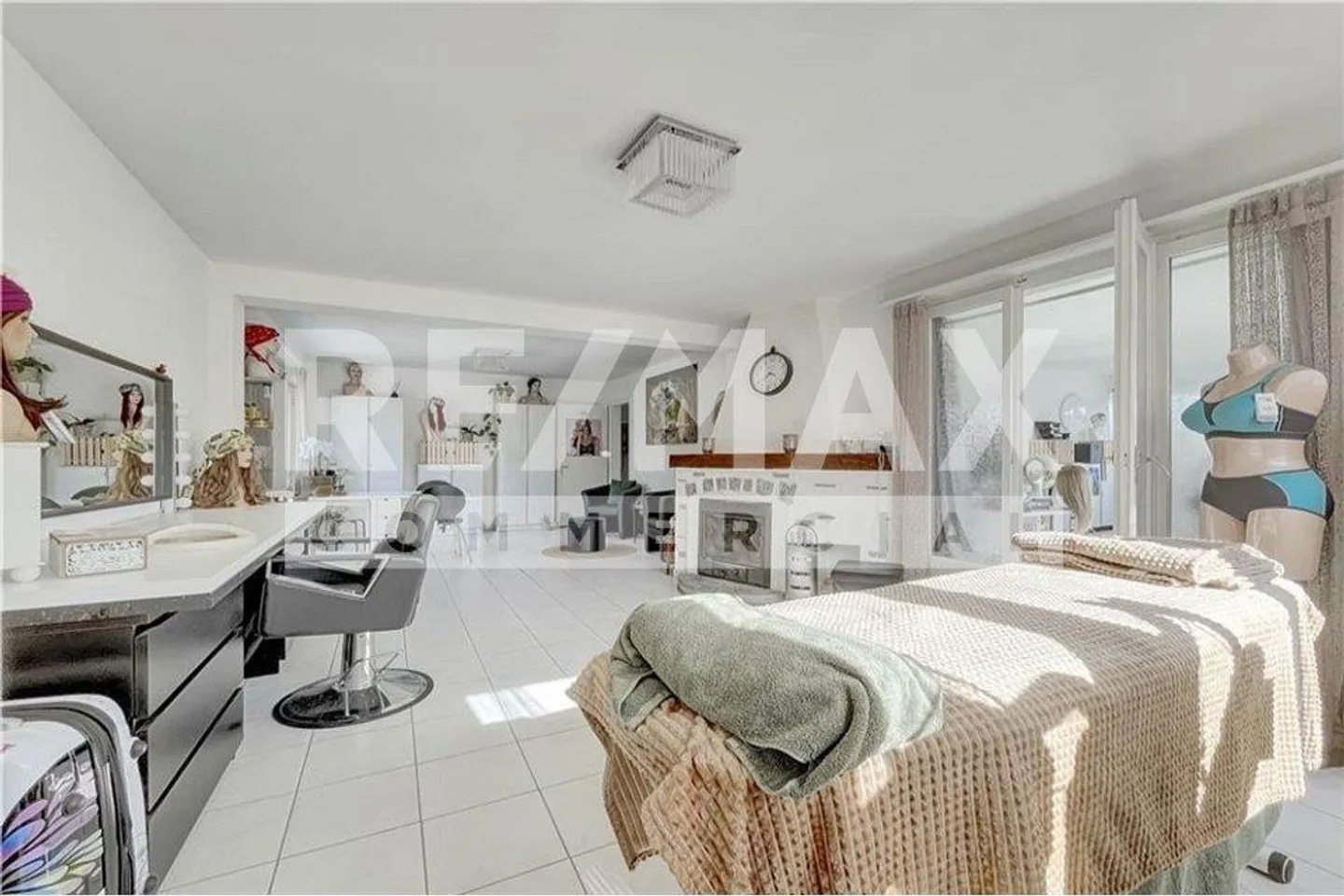 Bright commercial space equipped with 5.5 rooms on 140 m2 - Photo 8 of 10