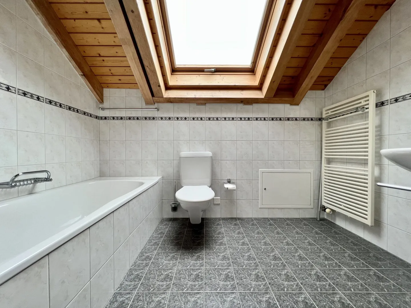 Appartement sous les toits spacieux avec beaucoup de charme - Photo 12 sur 14