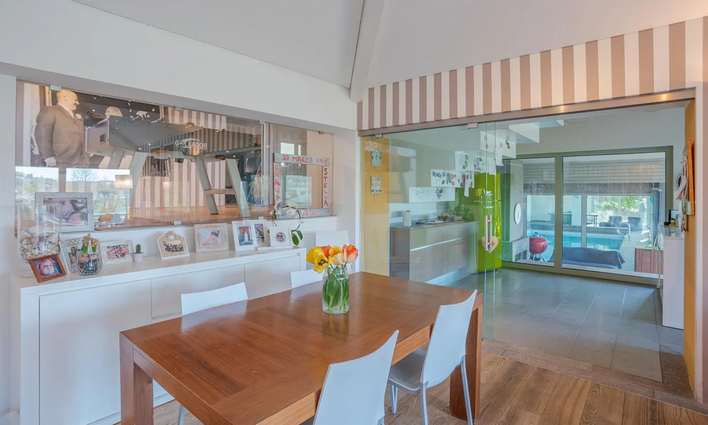 VILLA MIT 6,5 ZIMMERN UND INNENSWIMMBAD IN NOVAZZANO - Foto 4 von 10