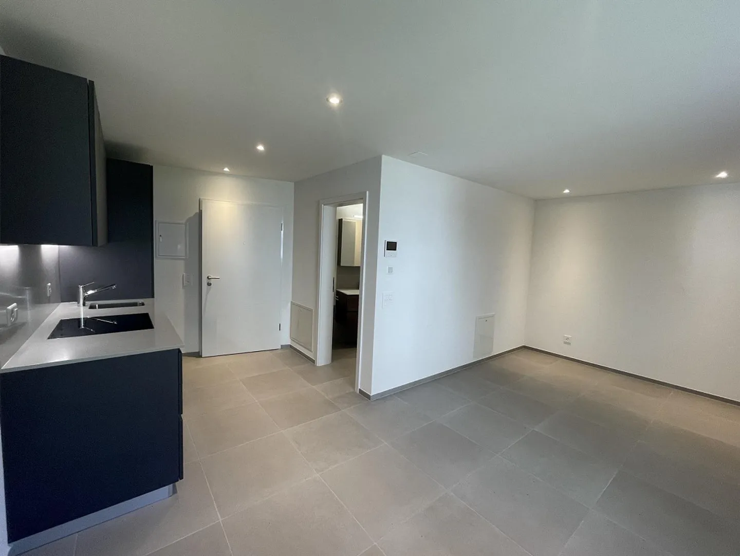 NEW AND MODERN APARTMENT 1.5 IN OPTIMAL LOCATION - Photo 4 of 8