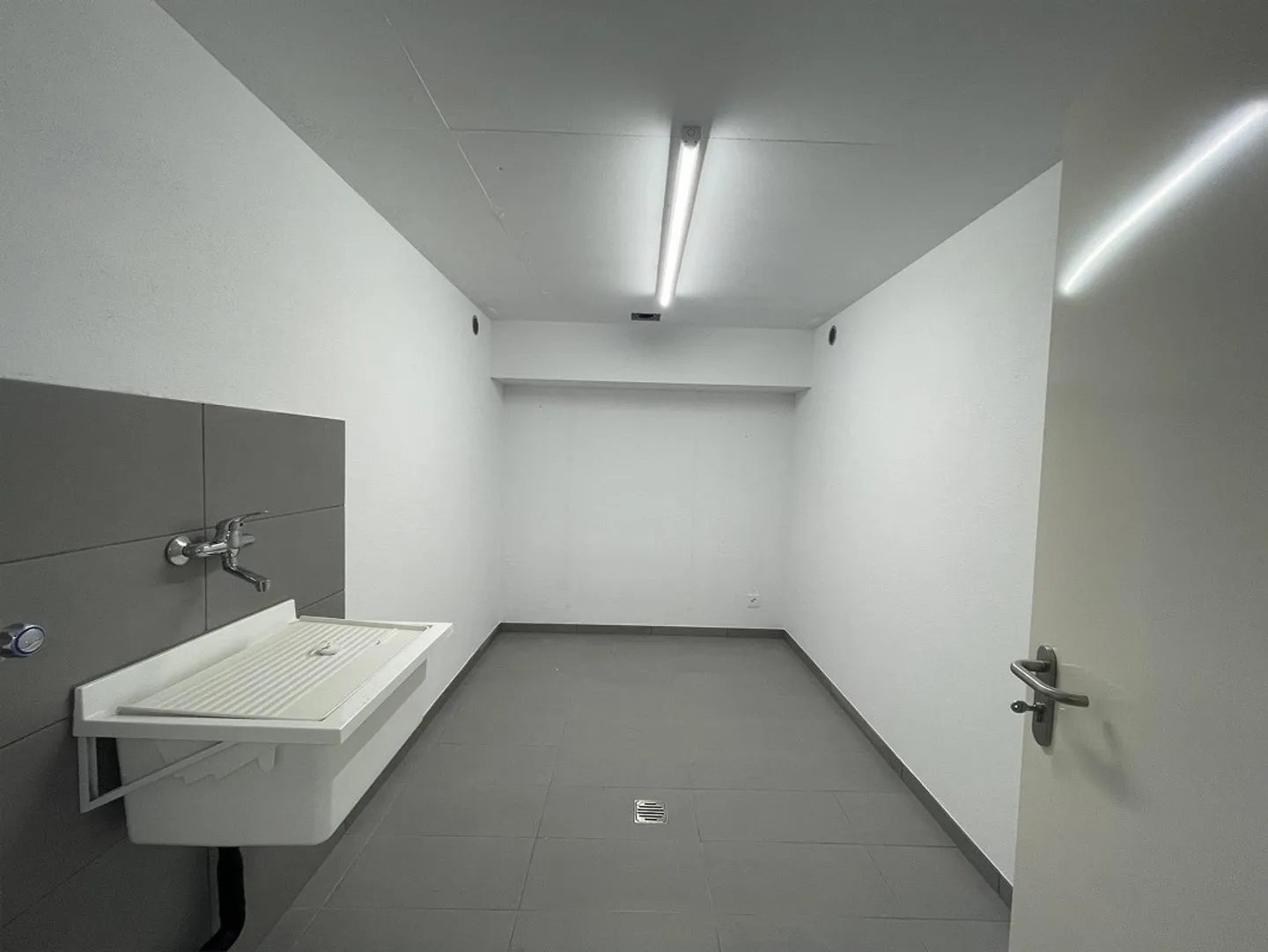 NEW AND MODERN APARTMENT 1.5 IN OPTIMAL LOCATION - Photo 7 of 8