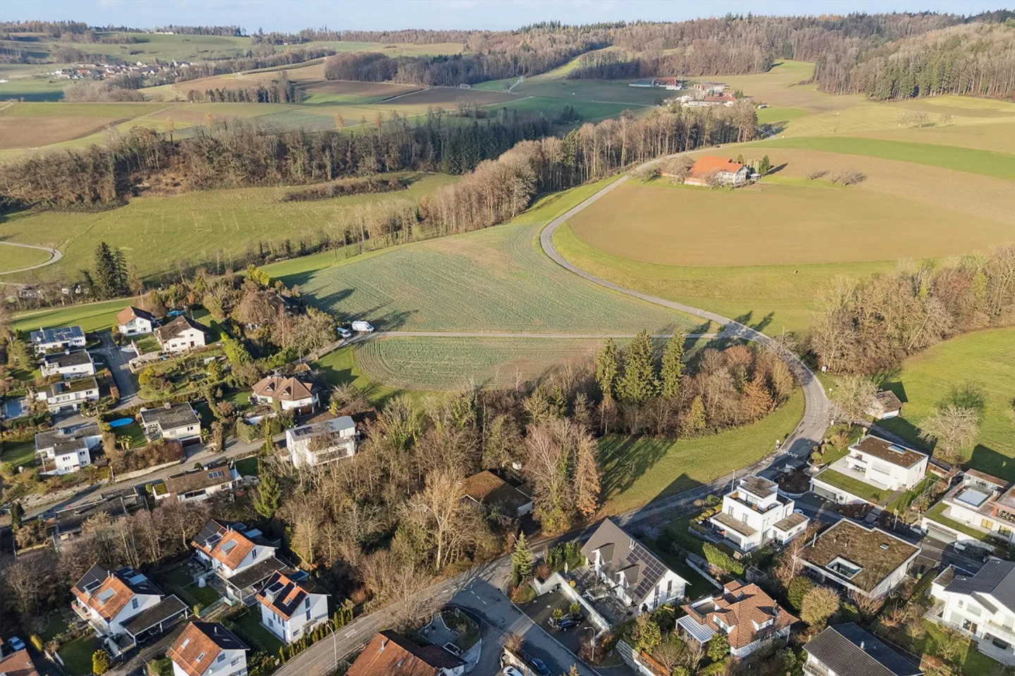 Terrain spacieux avec potentiel de développement - Photo 1 sur 4