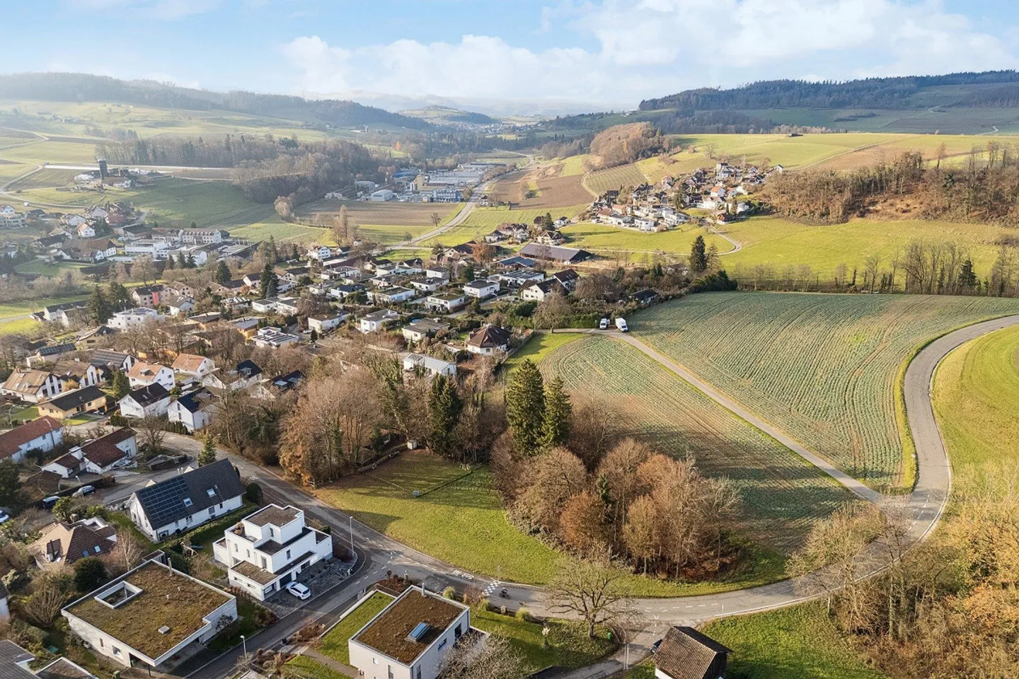 Terrain spacieux avec potentiel de développement - Photo 2 sur 4