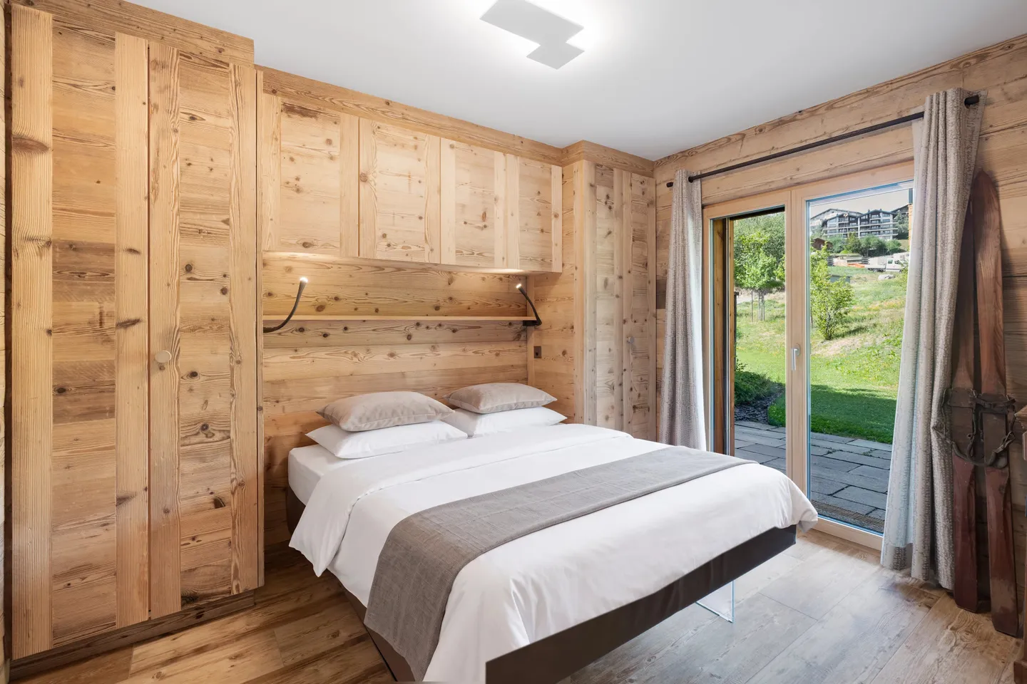Appartement haut de gamme élégant de 4,5 pièces avec terrasse, jardin privé et vue panoramique sur les Alpes - Photo 4 sur 11