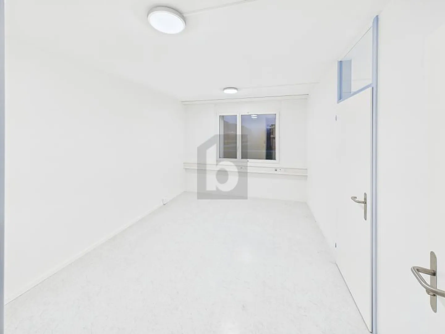 CENTRALLY LOCATED AND WELL EQUIPPED - Photo 3 of 6