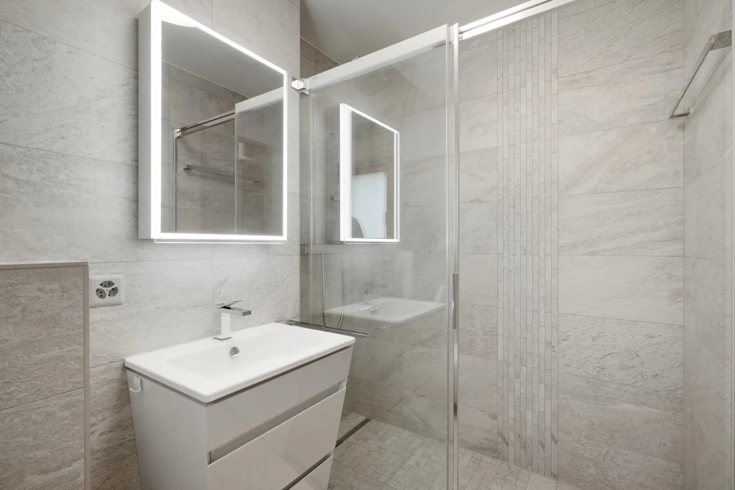 Appartement haut de gamme élégant de 4,5 pièces avec terrasse, jardin privé et vue panoramique sur les Alpes - Photo 6 sur 11