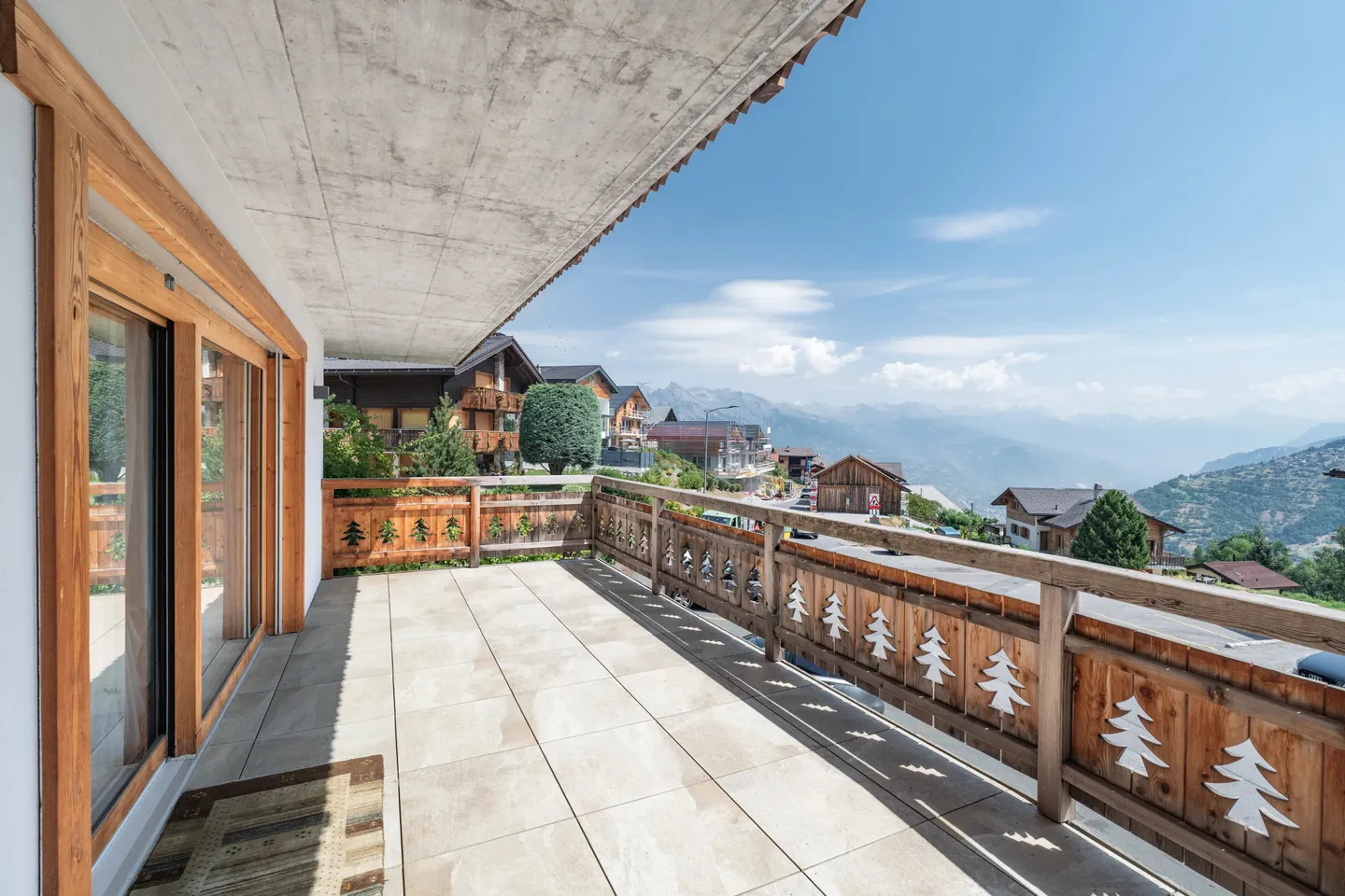 Appartement haut de gamme élégant de 4,5 pièces avec terrasse, jardin privé et vue panoramique sur les Alpes - Photo 11 sur 11