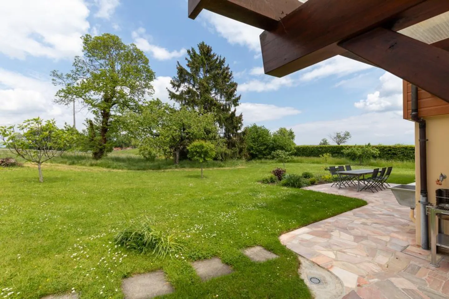 Casa di charme con vista sul lago e un giardino di 2000m2 - Foto 2 di 3