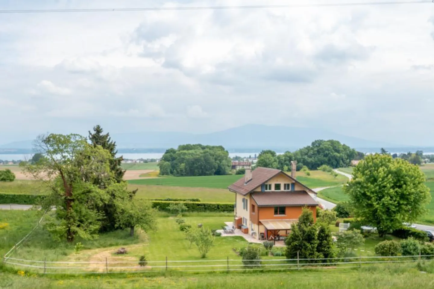 Casa di charme con vista sul lago e un giardino di 2000m2 - Foto 3 di 3