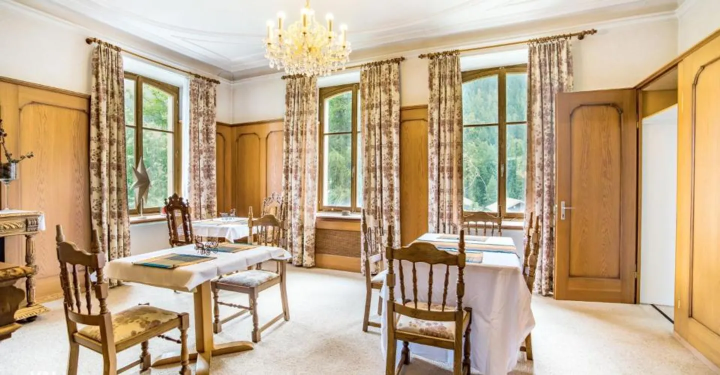 Former hotel with extraordinary potential in a dream location with stunning views in Lötschental - Photo 3 of 13