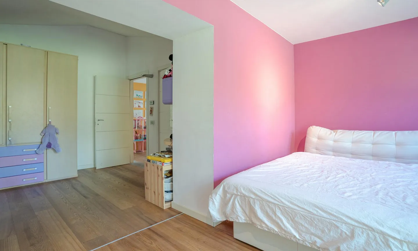 VILLA MIT 6,5 ZIMMERN UND INNENSWIMMBAD IN NOVAZZANO - Foto 9 von 10