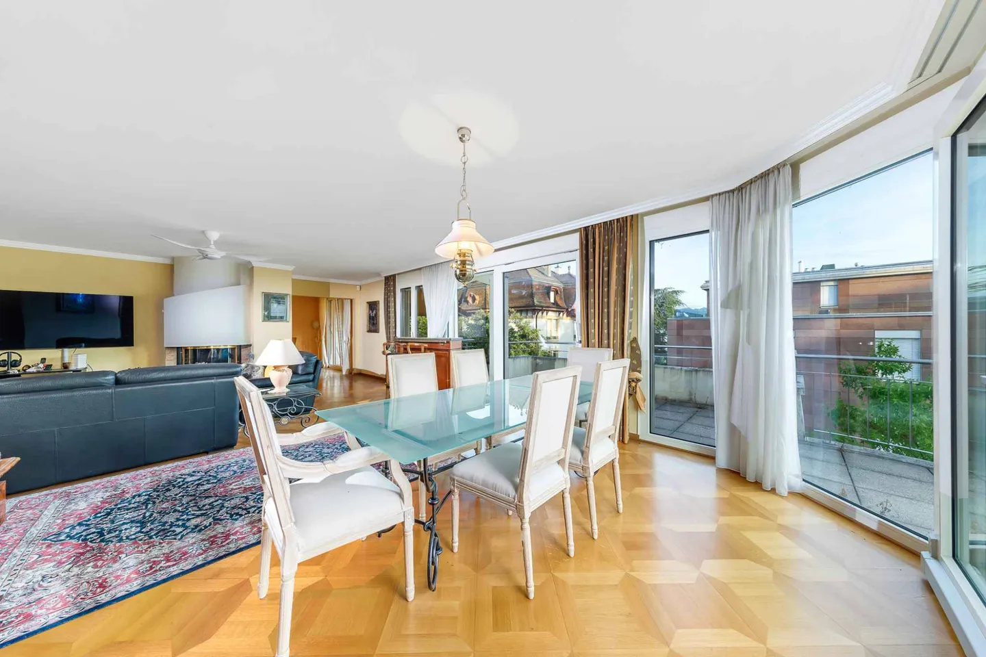 Exclusivity: Magnificent 156 m² Apartment, just steps from the lake - Photo 3 of 10