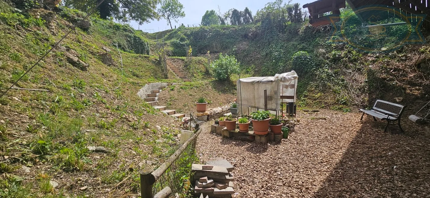 Casa di villaggio con una grande fienile e un grande giardino. - Foto 5 di 17