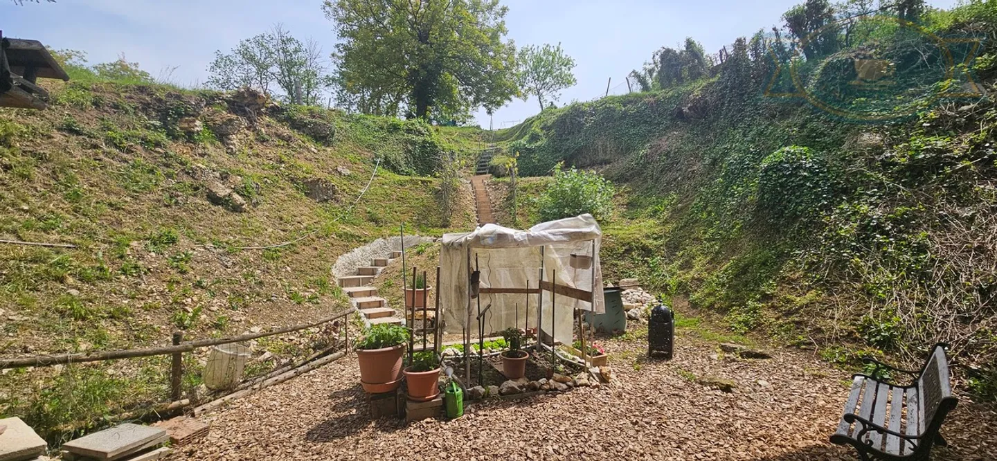 Casa di villaggio con una grande fienile e un grande giardino. - Foto 6 di 17