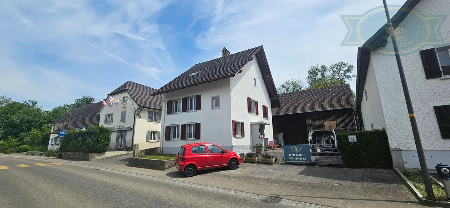 Casa di villaggio con una grande fienile e un grande giardino. - Foto 1 di 17