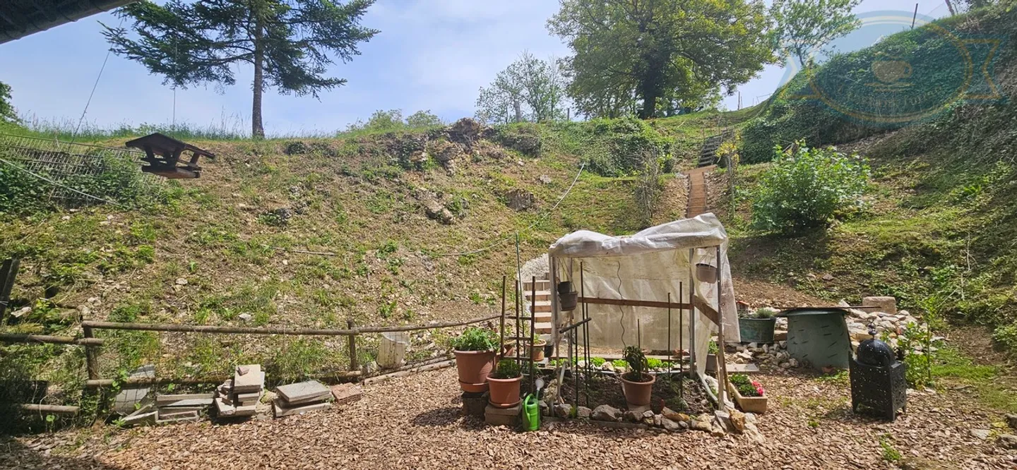 Casa di villaggio con una grande fienile e un grande giardino. - Foto 2 di 17
