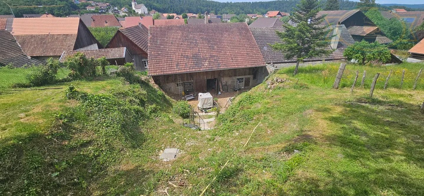 Casa di villaggio con una grande fienile e un grande giardino. - Foto 3 di 17