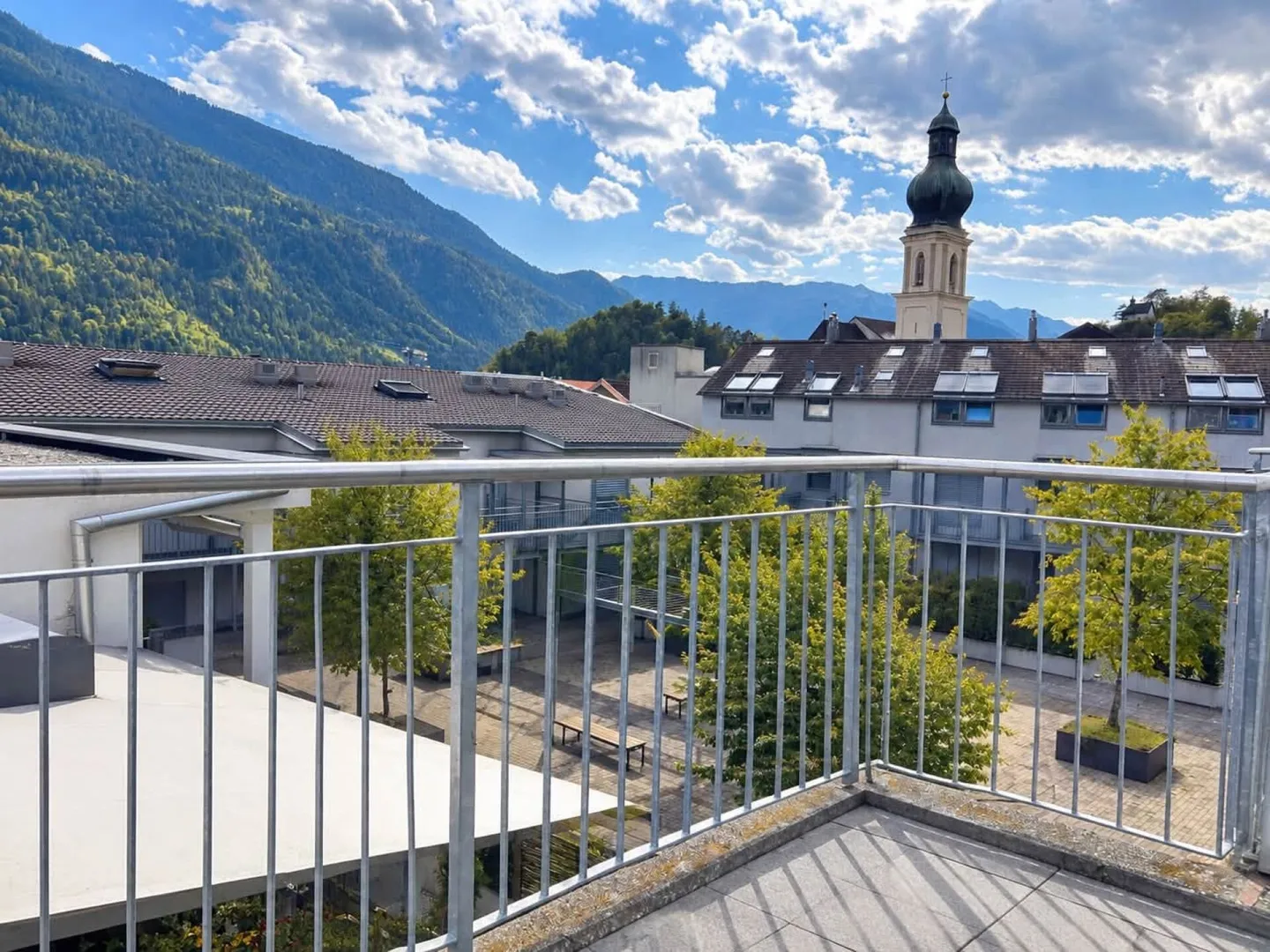 Appartement en attique spacieux de 3½ pièces avec beaucoup de charme à Domat/Ems - Photo 1 sur 6